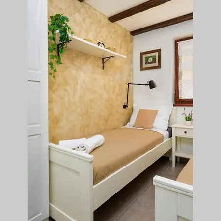 House - Old Olive * Porozina